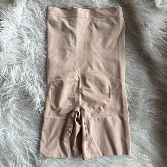 Spanx OnCore High-Waisted Mid-Thigh Short NWOT - Picture 3 of 4